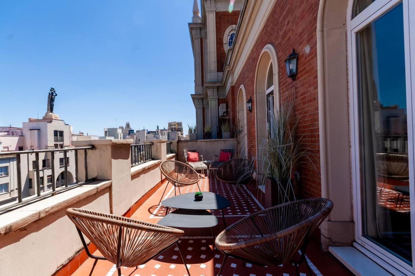 Atico En La Gran Via Con Terraza Apartment Madrid Bagian luar foto